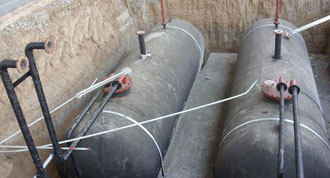 永通为泸州客户定制的两个卧式地埋储罐正在安装管道